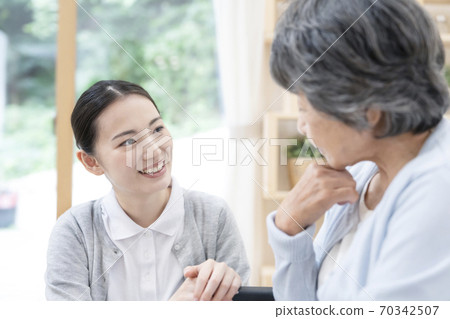 年輕女性照顧者說話 年輕女性照顧者說話 70342507