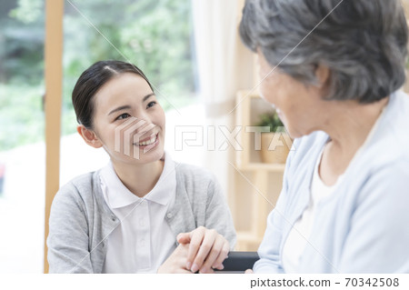 年輕女性照顧者說話 年輕女性照顧者說話 70342508