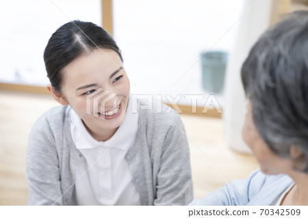 年輕女性照顧者說話 年輕女性照顧者說話 70342509