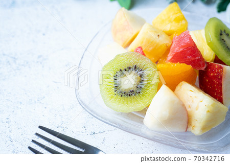 Assorted cut fruits 70342716