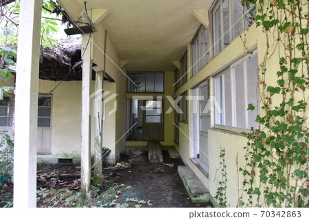 Japanese white, old and beautiful wooden architecture 70342863