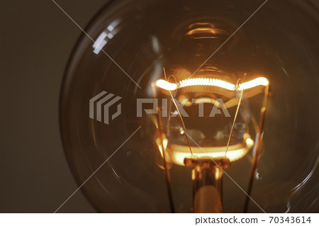 燈泡的燈絲打開電源並發出橙色光 70343614