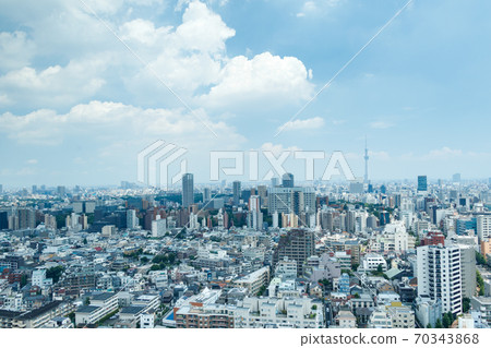 Scenery of Sumida Ward seen from Bunkyo Ward against the background of blue sky Scenery of Sumida Ward seen from Bunkyo Ward against the background of blue sky 70343868