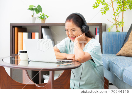 Senior female headpon laptop Senior female headpon laptop 70344146