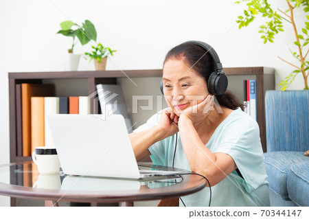 Senior female headpon laptop Senior female headpon laptop 70344147