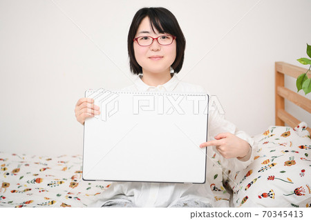 A woman with a sketchbook 70345413