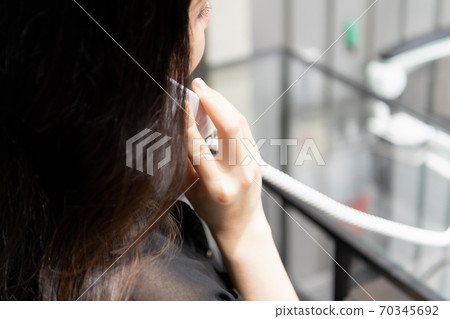 一個女人打個電話 70345692