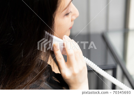 一個女人打個電話 70345693