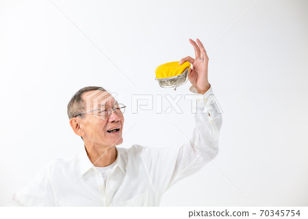 Senior man with an empty wallet 70345754