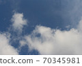 藍天和白色雲彩 70345981