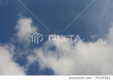 藍天和白色雲彩 70345981