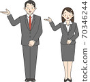 穿著西裝的男人和女人帶著微笑指導 70346244
