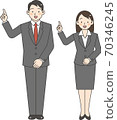穿著西裝的男人和女人帶著微笑指向點 70346245