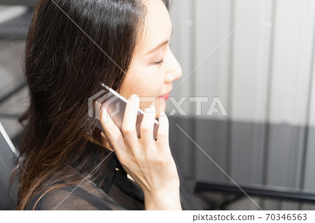 使用智能手機的一個少婦 70346563