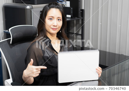 一個女人與寫生 一個女人與寫生 70346740