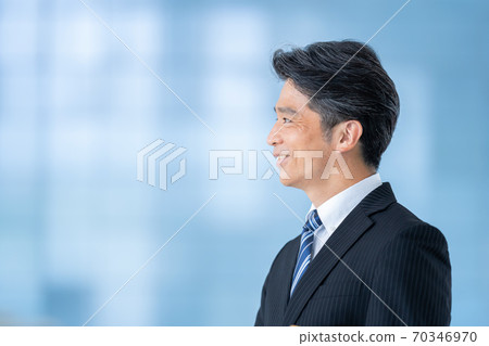 中層商人，男性僱員 70346970