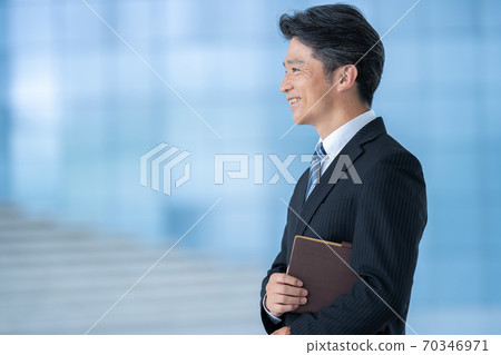 中層商人，男性僱員 70346971