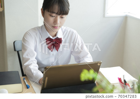 高中女生在家上遠程課 70347283