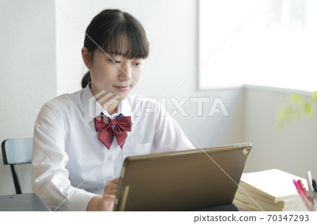 高中女生在家上遠程課 70347293