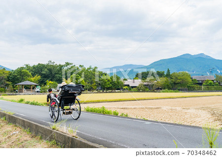 Women and friends enjoying a rickshaw on Yufuin girls' trip [September] [Photo cooperation rickshaw Ebisuya] 70348462