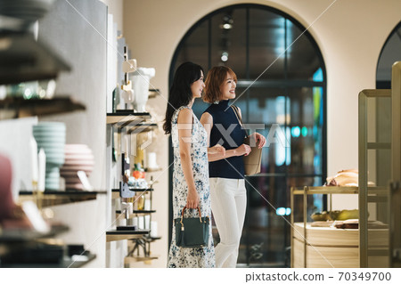 一個女人喜歡和朋友一起購物 70349700