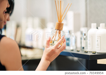 在商店裡尋找產品的女人 在商店裡尋找產品的女人 70349954