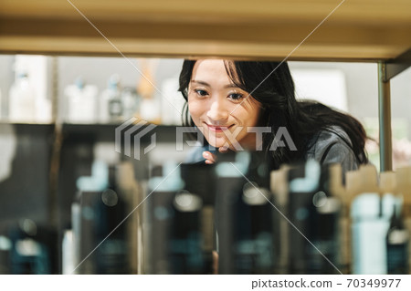 喜歡購物的女性 喜歡購物的女性 70349977