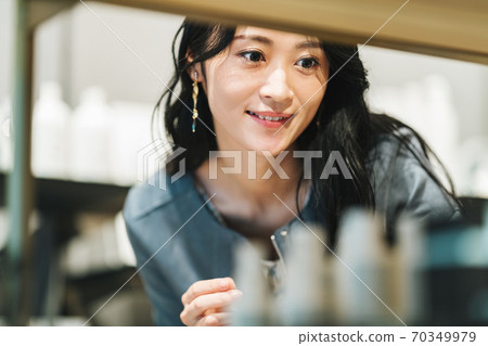 喜歡購物的女性 70349979