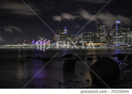 從史丹利公園的溫哥華市中心的夜景 70350044