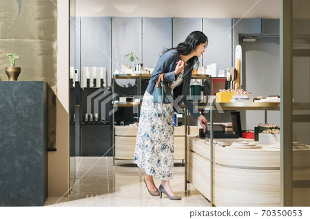 一個女人在精選商店購物 一個女人在精選商店購物 70350053