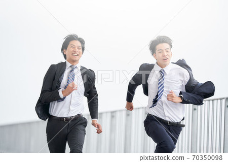 兩名商人全力運行 70350098