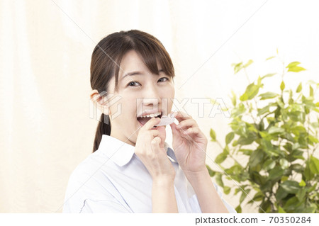 Woman with mouthpiece 70350284
