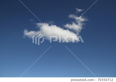 藍天白雲/夏日的天空 70350712