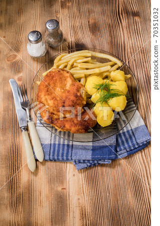 Breaded chicken breast 70351032