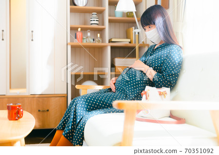 Pregnant women who are hungry, preparing to go out Pregnant women who are hungry, preparing to go out 70351092