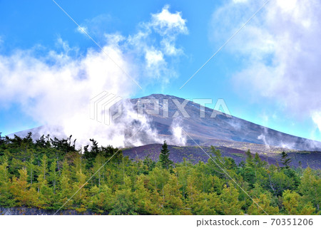 從富士山第五站俯瞰山頂 從富士山第五站俯瞰山頂 70351206