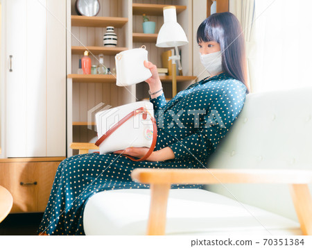 Bag pouch, pregnant woman, preparation for going out 4: 3 70351384