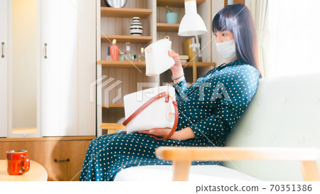 Bag pouch, pregnant woman, preparation for going out 16: 9 70351386