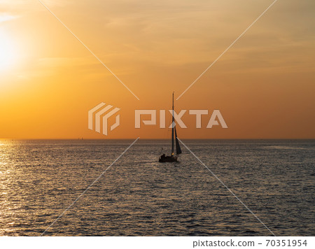 Yacht in calm at sunset. Minimalistic seascape. 70351954