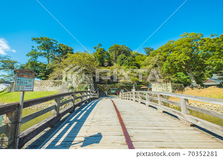 通往彥根城-國寶的橋樑 70352281