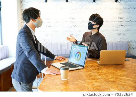 兩名男子在一家咖啡館工作 70352624