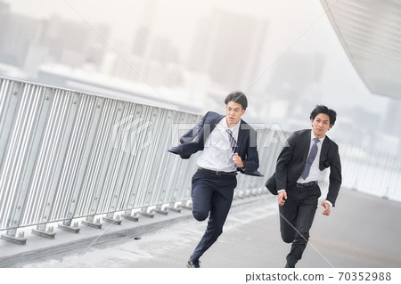 兩名商人全力運行 70352988