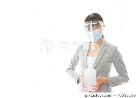 面罩與酒精消毒劑的女商人 面罩與酒精消毒劑的女商人 70353150