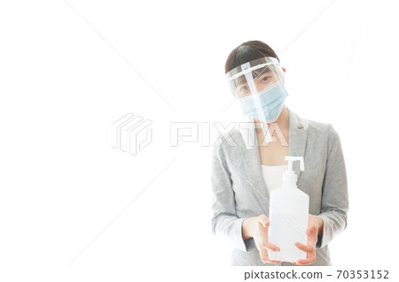 面罩與酒精消毒劑的女商人 70353152