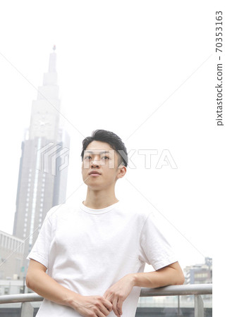 望著遠方的年輕人生活方式形象 望著遠方的年輕人生活方式形象 70353163