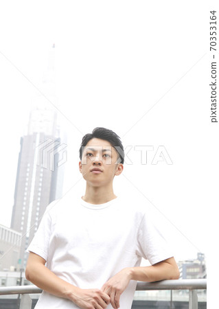 認真看年輕男性生活方式的形象 認真看年輕男性生活方式的形象 70353164