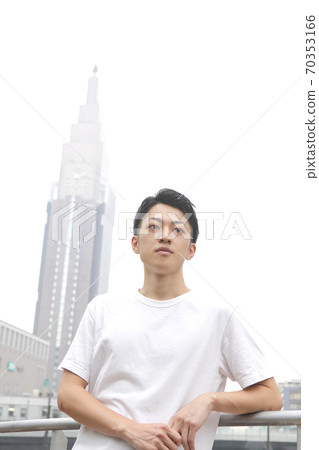 認真凝視右側的目光年輕人的生活方式形象 認真凝視右側的目光年輕人的生活方式形象 70353166
