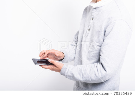 一個操作智能手機的人 70355489