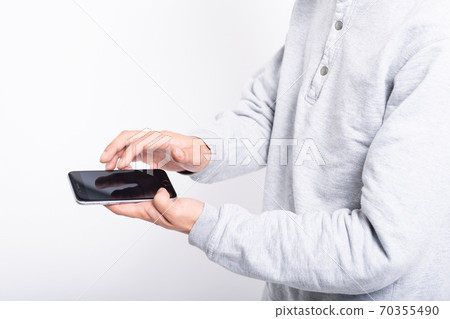 一個操作智能手機的人 70355490