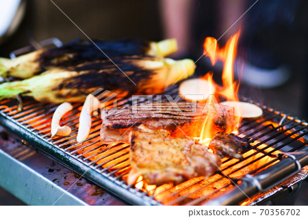 在燒烤之上在燒烤之上烤牛排[戶外的真正樂趣] 70356702